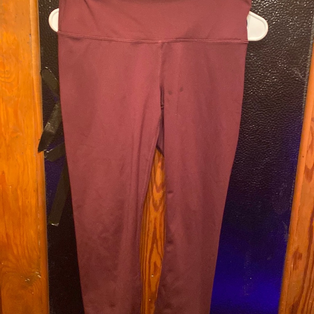 Size Medium leggings burgundy cool polyester Spandex Brand yogalicious